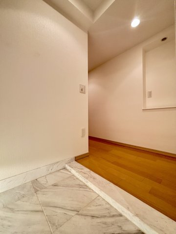 トア山手ザ・神戸タワーの玄関|ゆとりある広さのホールと明るい玄関はご家族やお客様をいつでも気持ちよく迎えてくれます。