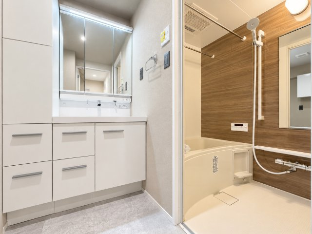 【独立洗面台】 | サンヴェール上大岡　上永谷駅19分/Reform物件 | ◆三面鏡裏や、シンクしたにも多数収納を備えた、広々とした洗面化粧台。窓のある明るい洗面所で毎日の身支度も気持ち良くお使い頂けます。