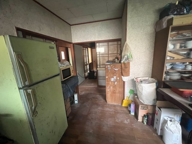 DIYで再生！吉野町の中古戸建～鹿児島県鹿児島市吉野町～のキッチン|壁紙の貼り替えや間取り変更などリノベ構想が広がる室内。