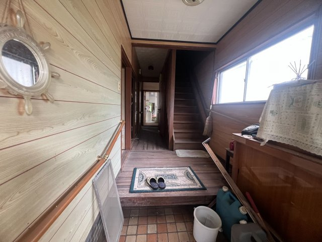 DIYで再生！吉野町の中古戸建～鹿児島県鹿児島市吉野町～の玄関|木の温もりが残る玄関ホール。お好みの内装へアレンジ可能です。