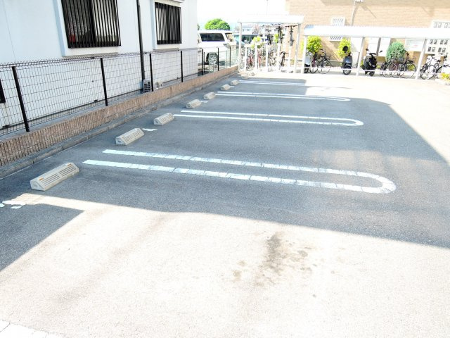 エアリーレジデンス芝生の駐車場