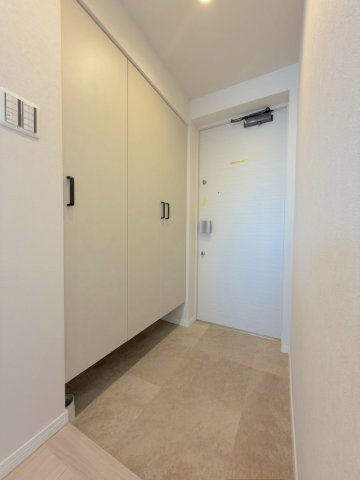 グーディッシュ竹の塚弐番館の玄関|ご家族や大切なゲストを明るく上品にお迎えしてくれる、ゆったりとした玄関スペースです。靴箱がしっかりと備わっており、散らかりがちな玄関周りをいつでもすっきりと美しく保てます。