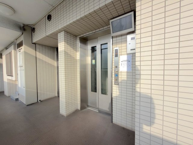 グーディッシュ竹の塚弐番館のその他共用部分|いつもきれいに清掃や管理が行き届いている、落ち着いた雰囲気のエレベーターホールです。日々の暮らしの中で安心感を与えてくれる、清潔で上品な共用スペースとなっています。
