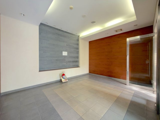グーディッシュ竹の塚弐番館のエントランス|住まう方を優しく迎え入れてくれる、綺麗に管理された安心感のあるエントランスです。オートロックなどのセキュリティ面にも配慮されており、毎日安全に心地よく出入りできる空間です。