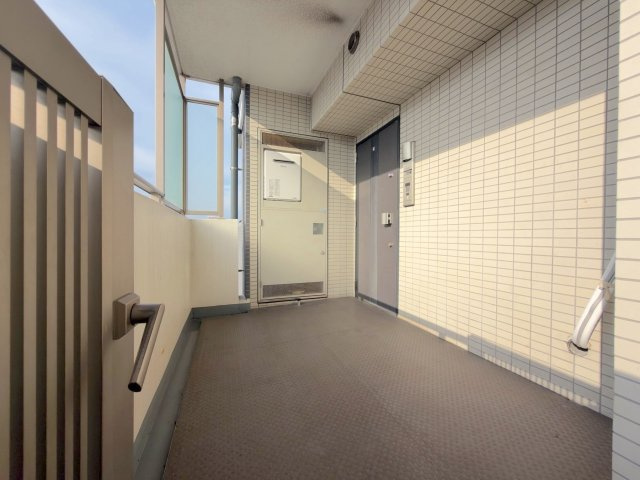 グーディッシュ竹の塚弐番館の玄関|プライバシー性を高め、戸建て感覚を演出する約7.81平米のゆとりある独立した玄関ポーチです。荷物の一時置きや出入りもスムーズに行える上品な佇まいが住まいの格調を引き立てます。