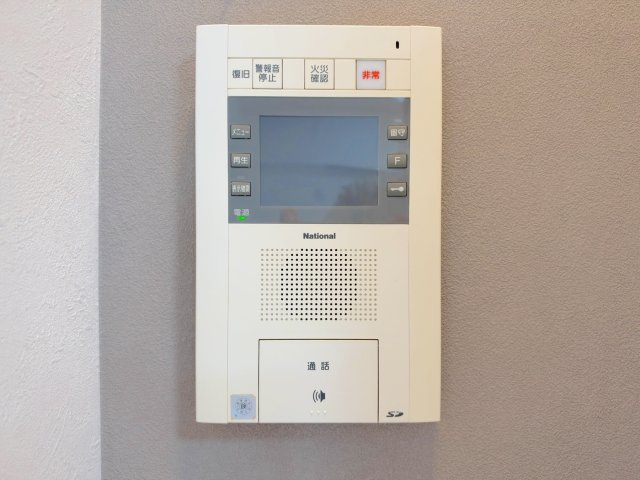 グーディッシュ竹の塚弐番館のセキュリティ|来訪者を映像と音声でしっかりと確認できる、安心のTVモニター付きインターホンです。ご不在時の来訪者も確認できるため、小さなお子さまのお留守番時でも防犯面で安心してお過ごしいただけます。