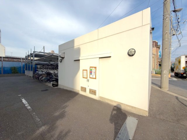 グーディッシュ竹の塚弐番館のその他共用部分|いつも綺麗に整理整頓されている使いやすい敷地内のゴミ置き場です。清潔な管理体制がしっかりと整っており、毎日の暮らしの中でスムーズにご利用いただける安心の環境となっています。