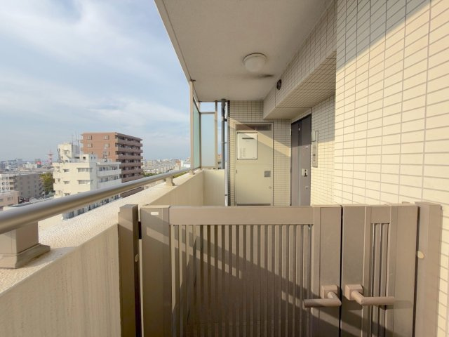 グーディッシュ竹の塚弐番館の玄関|戸建て感覚の独立性とゆとりを感じさせる、きれいな仕上げの玄関ポーチの別アングルです。ベビーカーや荷物のちょっとした一時置きにも便利で、日々の動線を快適にサポートします。