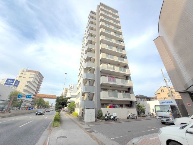 グーディッシュ竹の塚弐番館の外観|サミットストアやサンドラッグなど生活利便施設が徒歩圏内に揃う、暮らしやすい周辺環境です。第一種中高層住居専用地域の落ち着いた住宅街で、穏やかな日常をお過ごしいただけます。