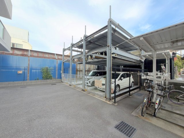 グーディッシュ竹の塚弐番館の駐車場|お車をお持ちの方にも安心な敷地内の機械式駐車場です（※月額12,000円〜15,000円、空き状況は管理会社へ要確認）。お出かけやお買い物の選択肢が広がる便利な設備です。