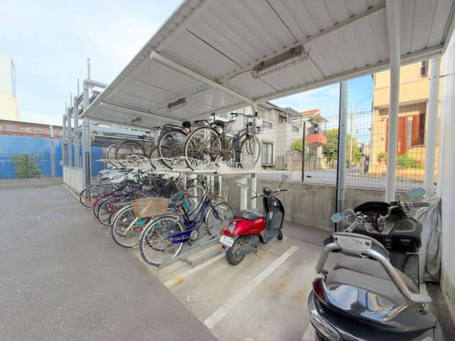 グーディッシュ竹の塚弐番館の駐輪場|日々の通勤や通学、お買い物に便利な、整理整頓された使いやすい駐輪場スペースです。敷地内にしっかりと確保されており、大切な自転車の出し入れもスムーズに行っていただけます。