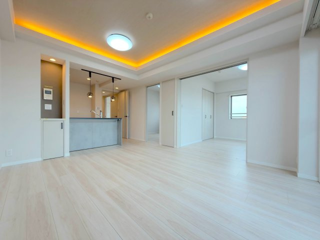 グーディッシュ竹の塚弐番館の居間・リビング|角部屋ならではの明るい光が差し込む、ご家族皆さまの笑顔が集まるリビングのワイドビューです。家具の配置もしやすい整った間取りで、自分好みのおしゃれなお部屋づくりを楽しめます。