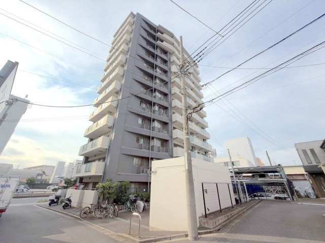グーディッシュ竹の塚弐番館の外観|落ち着いた佇まいが魅力的なRC造12階建のマンションです。住まう方やゲストをあたたかく迎えてくれる綺麗に管理された外観デザインが特徴で、周辺は穏やかな住環境が広がっています。
