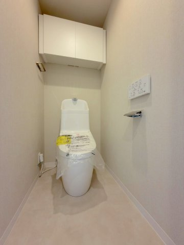 グーディッシュ竹の塚弐番館のトイレ|いつも清潔で快適にご利用いただける温水洗浄機能付きのトイレです。落ち着きのある空間になっており、毎日使う場所だからこそ、ほっと一息つけるような心地よさを大切に設えられています。