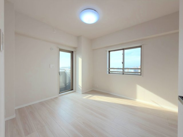 グーディッシュ竹の塚弐番館の寝室|大きめのベッドもゆったりと配置できる、落ち着いた雰囲気の約6.3帖の洋室です。主寝室としてのご利用はもちろん、静かにプライベートな時間を過ごしたい方にもぴったりのくつろぎ空間です。