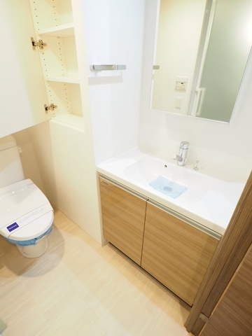 新品家具付きマンション原町3(KaGood東京)の独立洗面台