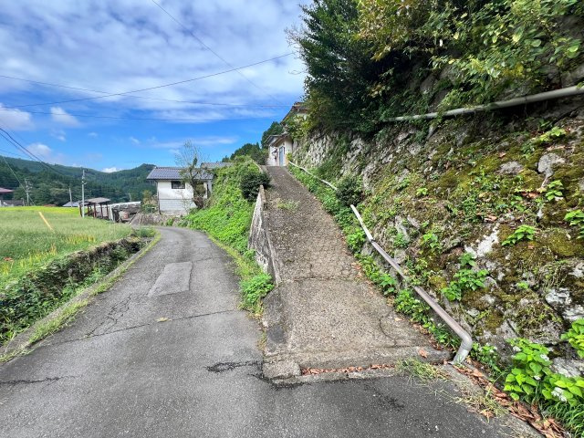玖珠町大字山浦　原野畑あり　４LDK　2階建の前面道路含む現地写真