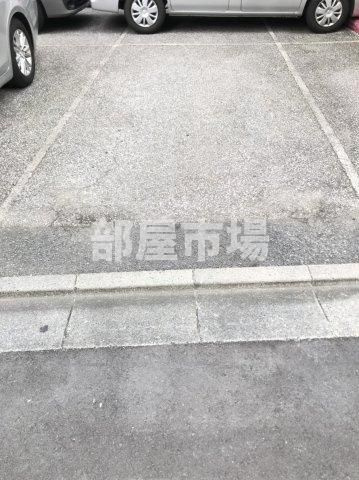 パールピアスの駐車場