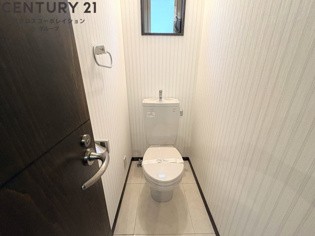 小窓あり、換気のしやすいトイレです！