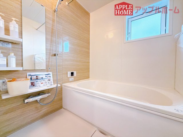 [新築住宅] 熊谷市拾六間 全1棟の浴室|窓付きのバスルームは、採光もあり明るく気持ちの良い空間です。窓があることで、換気環境も良好。掃除もスムーズに出来ます♪