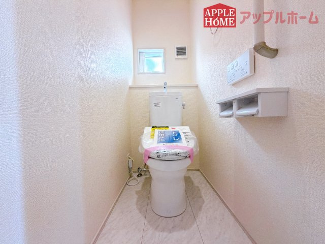 [新築住宅] 熊谷市拾六間 全1棟のトイレ|白を基調とした清潔感のある明るい空間。温水洗浄便座付きで、毎日快適・清潔に使用できます。操作しやすい壁面リモコンを採用しています。