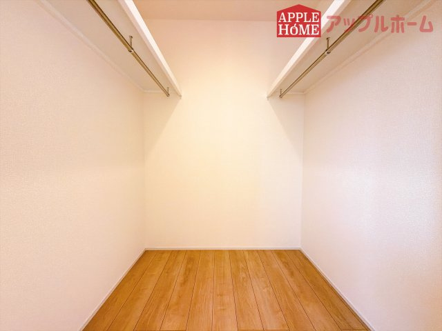 [新築住宅] 熊谷市拾六間 全1棟の収納|お洋服を大切にされる方に大変喜ばれる、ウォークインクローゼット。お洋服以外にも掃除機やスーツケースなどを一箇所に集約できるのは魅力ですね！扉が一箇所ですので、お部屋の見た目にもスッキリ！