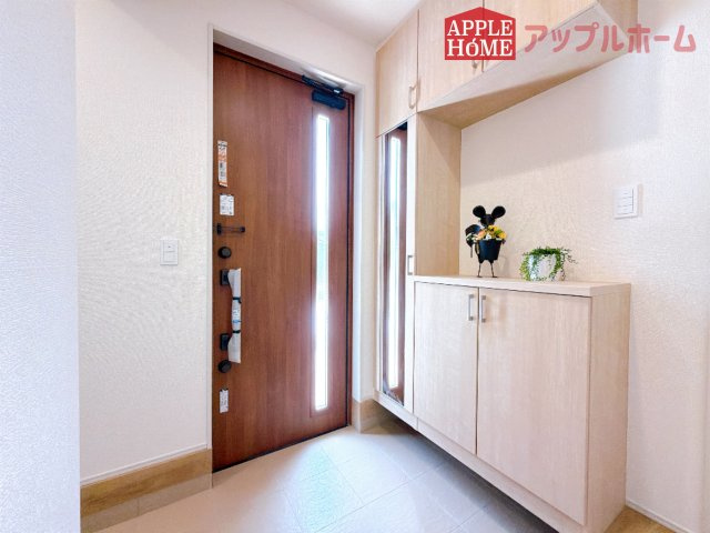 [新築住宅] 熊谷市拾六間 全1棟の玄関|上下棚にたっぷり靴を収納できます。「ただいま」と玄関を開けた瞬間から、奥に広がる空間を明るい室内を感じられますね♪