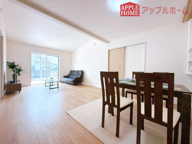 [新築住宅] 熊谷市拾六間 全1棟の居間・リビング|窓から差し込む光で家族を温かく包み込みます。明るいリビングで子育てする喜びを☆いつでも見学可能です！