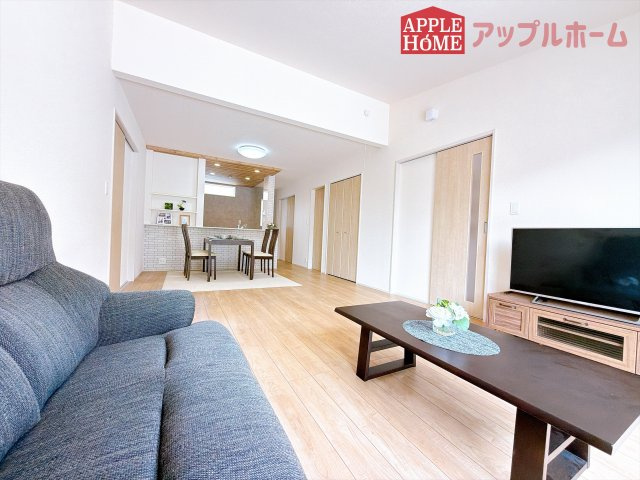 [新築住宅] 熊谷市拾六間 全1棟の居間・リビング|広々リビング×対面キッチンで家族の会話も弾みます♪家族団らんの秘訣は間取りにあり☆夢のマイホームを一緒に叶えましょう！