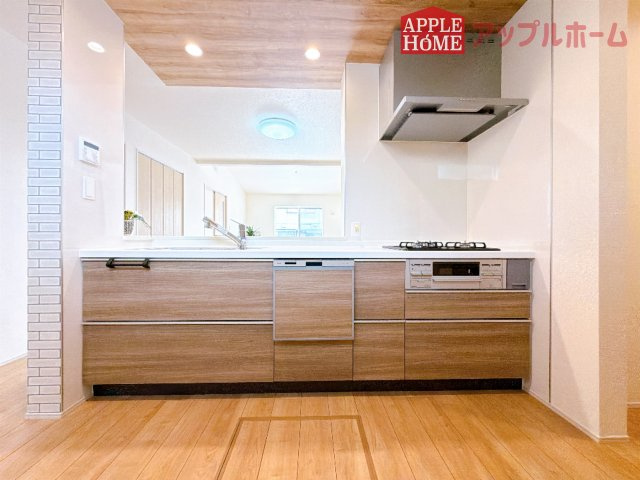 [新築住宅] 熊谷市拾六間 全1棟のキッチン|キッチンから部屋中が見守れるので、小さなお子様がいるご家庭でも安心です。シンプル×ナチュラルな温かい空間は、どんなスタイルの家具も合わせやすいお部屋です。