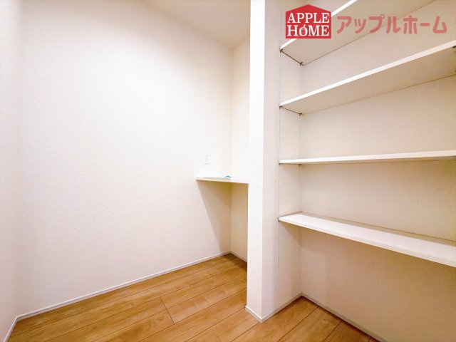 [新築住宅] 熊谷市拾六間 全1棟の収納|キッチン横にパントリーあります♪