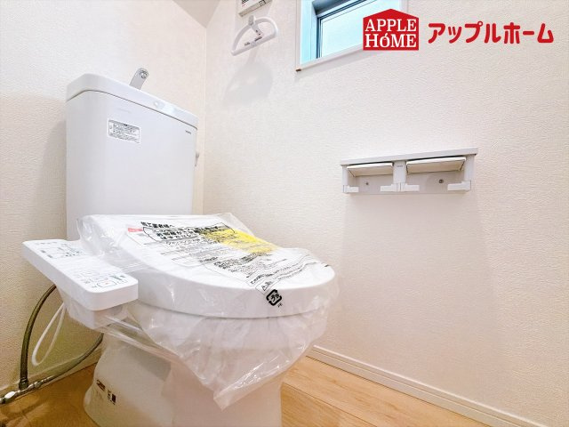 [新築住宅] 本庄市児玉町金屋 第7 全2棟のトイレ|白を基調とした清潔感のある明るい空間。温水洗浄便座付きで、毎日快適・清潔に使用できます。操作しやすい壁面リモコンを採用しています。