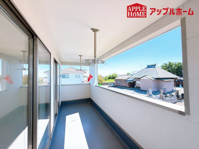 [新築住宅] 本庄市児玉町金屋 第7 全2棟のバルコニー|家族分の洗濯物もしっかり干せます。日当たりも良く、毎日のお洗濯が楽しくなりそう♪お布団は手軽に干せていつもポカポカに☆