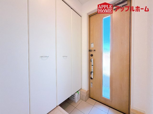 [新築住宅] 本庄市児玉町金屋 第7 全2棟の玄関|住まう人も来客も入った時にワクワクさせてくれるオシャレな玄関♪収納もたっぷりあるので、靴がたくさんあっても安心！