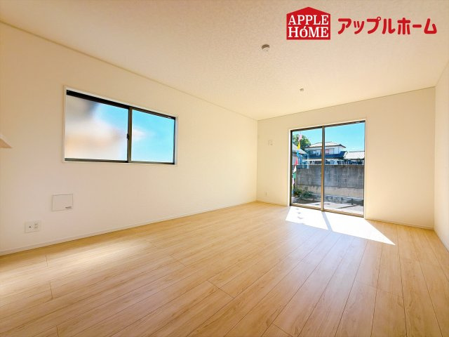 [新築住宅] 本庄市児玉町金屋 第7 全2棟の居間・リビング|窓から差し込む光で家族を温かく包み込みます。明るいリビングで子育てする喜びを☆いつでも見学可能です！