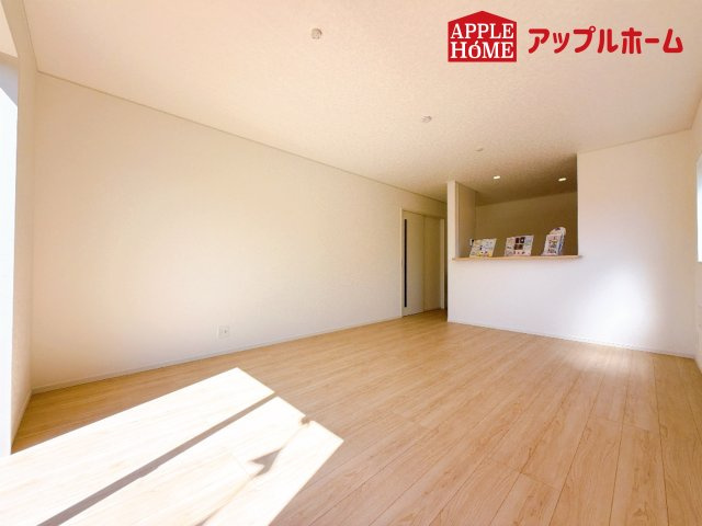 [新築住宅] 本庄市児玉町金屋 第7 全2棟の居間・リビング|広々リビング×対面キッチンで家族の会話も弾みます♪家族団らんの秘訣は間取りにあり☆夢のマイホームを一緒に叶えましょう！