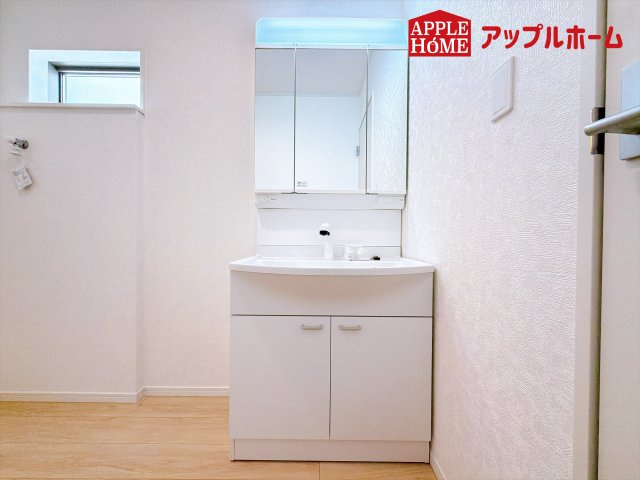 [新築住宅] 本庄市児玉町金屋 第7 全2棟の独立洗面台|ゆとりの洗面スペースで朝の身支度も快適スムーズに。３面鏡で髪のセットやお化粧もストレスなくこなせ、朝から気分良く通勤通学に向かえそうですね！鏡の裏にはたっぷりと収納スペースを標準装備