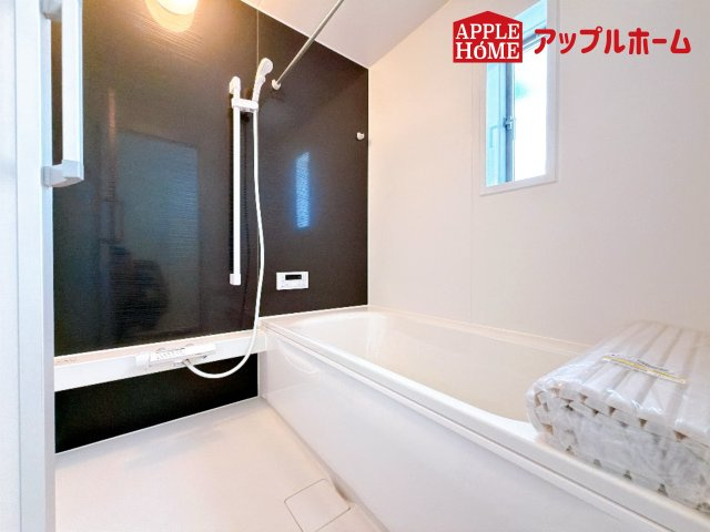 [新築住宅] 本庄市児玉町金屋 第7 全2棟の浴室|窓付きのバスルームは、採光もあり明るく気持ちの良い空間です。窓があることで、換気環境も良好。掃除もスムーズに出来ます