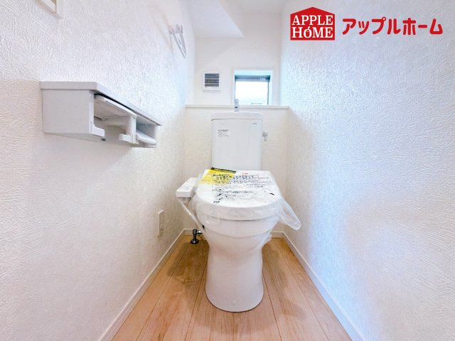 [新築住宅] 本庄市小島 第6 全2棟のトイレ|白を基調とした清潔感のある明るい空間。温水洗浄便座付きで、毎日快適・清潔に使用できます。操作しやすい壁面リモコンを採用しています。