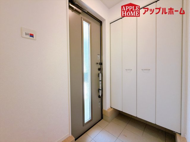 [新築住宅] 本庄市小島 第6 全2棟の玄関|住まう人も来客も入った時にワクワクさせてくれるオシャレな玄関♪収納もたっぷりあるので、靴がたくさんあっても安心！