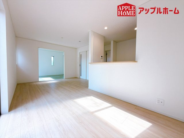 [新築住宅] 本庄市小島 第6 全2棟の居間・リビング|窓から差し込む光で家族を温かく包み込みます。明るいリビングで子育てする喜びを☆いつでも見学可能です！