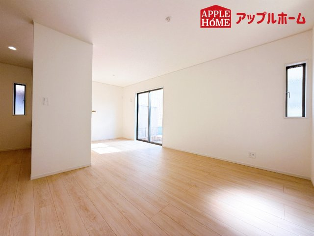 [新築住宅] 本庄市小島 第6 全2棟の居間・リビング|広々リビング×対面キッチンで家族の会話も弾みます♪家族団らんの秘訣は間取りにあり☆夢のマイホームを一緒に叶えましょう！