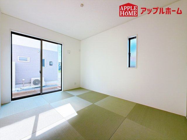[新築住宅] 本庄市小島 第6 全2棟の和室|広々とした居住空間は日々の暮らしを彩り、心のやすらぎと満足感を与えてくれます。通風と採光を考慮した設計は子供たちはのびのび育ち、家族でくつろぎと団らんを生み出します。
