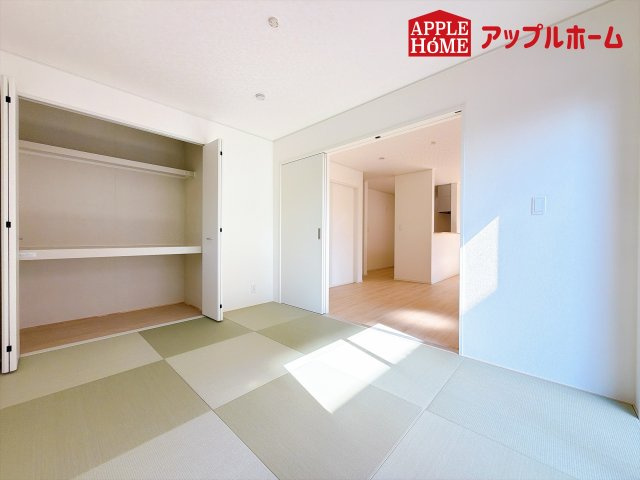 [新築住宅] 本庄市小島 第6 全2棟の和室|広々とした居住空間は日々の暮らしを彩り、心のやすらぎと満足感を与えてくれます。通風と採光を考慮した設計は子供たちはのびのび育ち、家族でくつろぎと団らんを生み出します。
