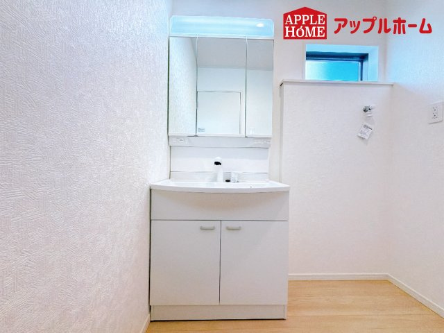 [新築住宅] 本庄市小島 第6 全2棟の独立洗面台|ゆとりの洗面スペースで朝の身支度も快適スムーズに。３面鏡で髪のセットやお化粧もストレスなくこなせ、朝から気分良く通勤通学に向かえそうですね！鏡の裏にはたっぷりと収納スペースを標準装備