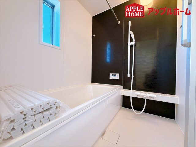 [新築住宅] 本庄市下野堂 第8 全4棟の浴室|窓付きのバスルームは、採光もあり明るく気持ちの良い空間です。窓があることで、換気環境も良好。掃除もスムーズに出来ます