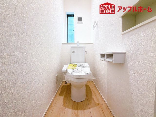 [新築住宅] 本庄市下野堂 第8 全4棟のトイレ|白を基調とした清潔感のある明るい空間。温水洗浄便座付きで、毎日快適・清潔に使用できます。操作しやすい壁面リモコンを採用しています。