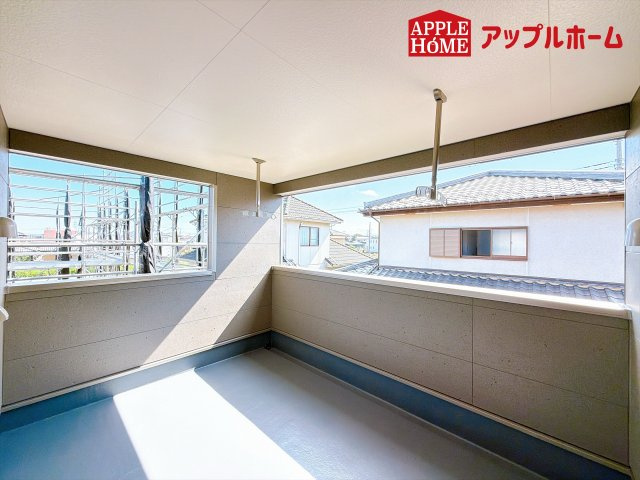 [新築住宅] 本庄市下野堂 第8 全4棟のバルコニー|ルーフバルコニーで突然の雨でも安心♪直射日光を防げるので、紫外線を気にせず自然の光や風を感じながら日光浴もできちゃいます♪