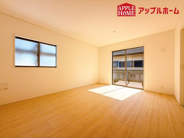 [新築住宅] 本庄市下野堂 第8 全4棟の居間・リビング|窓から差し込む光で家族を温かく包み込みます。明るいリビングで子育てする喜びを☆いつでも見学可能です！