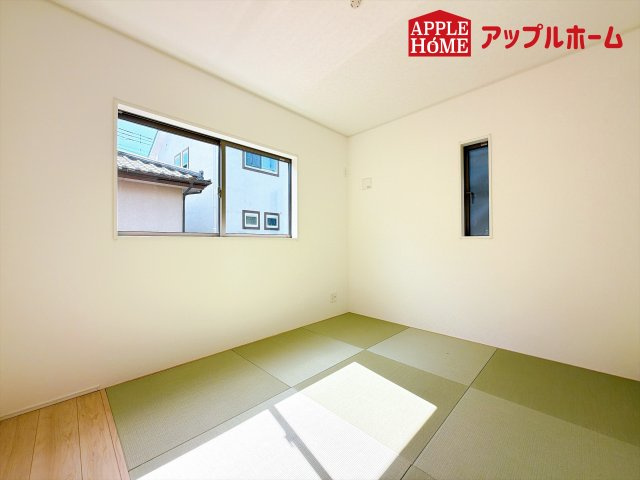 [新築住宅] 本庄市下野堂 第8 全4棟の和室|広々とした居住空間は日々の暮らしを彩り、心のやすらぎと満足感を与えてくれます。通風と採光を考慮した設計は子供たちはのびのび育ち、家族でくつろぎと団らんを生み出します。